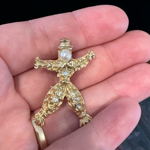 VINTAGE scarecrow, gold tone, pearl and rhinestone pin/brooch - Picture 3 of 6